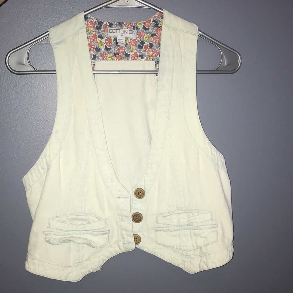 Light jean jacket w no sleeves
